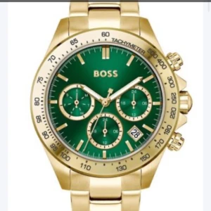 Guldfärgad klocka med grön urtavla från Boss - Snygg och stilren HUGO BOSS herrklocka med grön urtavla och guldfärgad boett och armband. Klockan är helt ny och öppnad och har en kvartsurverk. Perfekt för vardag eller fest. Jag skickar gärna video om så önskas.  Jag kan även tänka mig sänka priset vid snabb affär.   Material & Utförande Modell: 1513923 Rek. pris 5 310 kr  Tillverkare: Hugo Boss Serie: Allure Typ: Herrklocka, Dress / Sportmodell Diameter: Ø 44.00 mm Tjocklek: 11.00 mm Boett: Borstat/polerat gulguldtonat stål Baksida boett: Sol