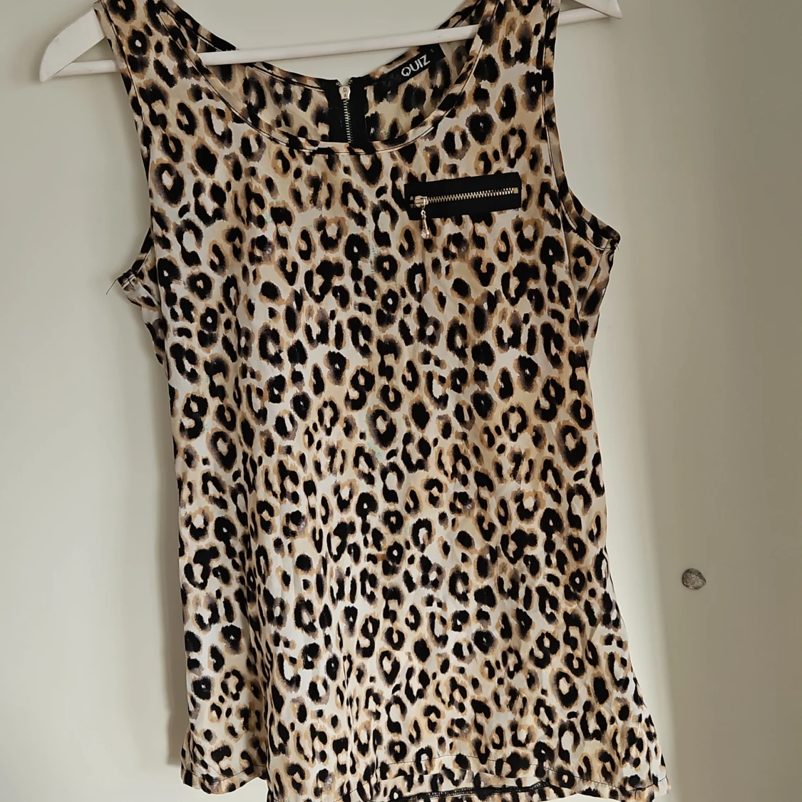 Leopardmönstrad ärmlös topp från Quiz
