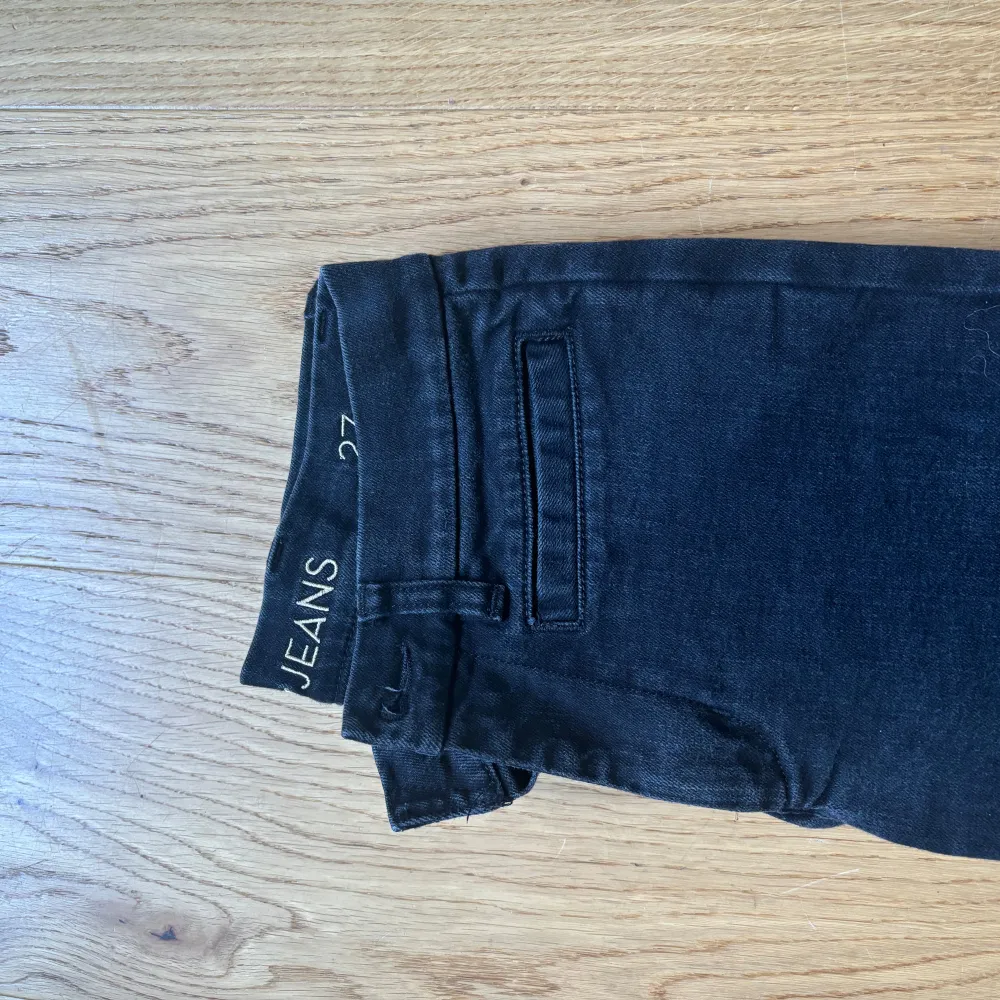 Snygga svarta bootcut jeans med låg midja från mih brukar vanligtvis ha 34/36 i jeans och jag är 173 cm lång. Dessa är i storlek 27.. Farkut & Housut.