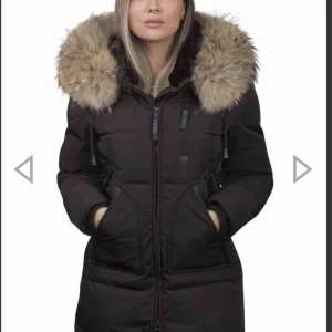 Svart dunjacka med pälsdetaljer från Geographical Norway - Säljer en svart dunjacka från Geographical Norway med en stor huva kantad med äkta päls. Storleken är 40 som motsvarar M. Jackan har dragkedja och flera praktiska fickor. Perfekt för kalla vinterdagar. Priset kan diskuteras.