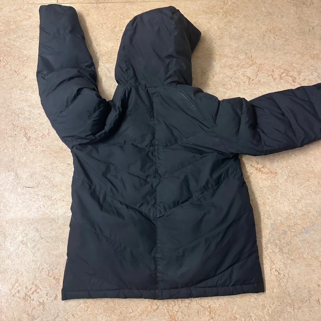 Svart dunjacka från Nike - 1