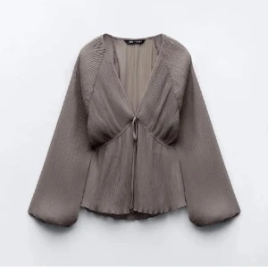 ZARA BLUS - såså snygg använd 2 gånger😢 tar bara plats, använd gärna köp nu❤️