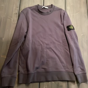 Stone island sweatshirt  - Snygg grå sweatshirt från Stone Island med deras ikoniska märke på ärmen. Passar bra till det mesta skulle jag ändå säga. Fick den i julklapp men den är lite liten på mig. Den är storlek L men skulle säga att den passar M bättre. Hör av er vid funderingar!