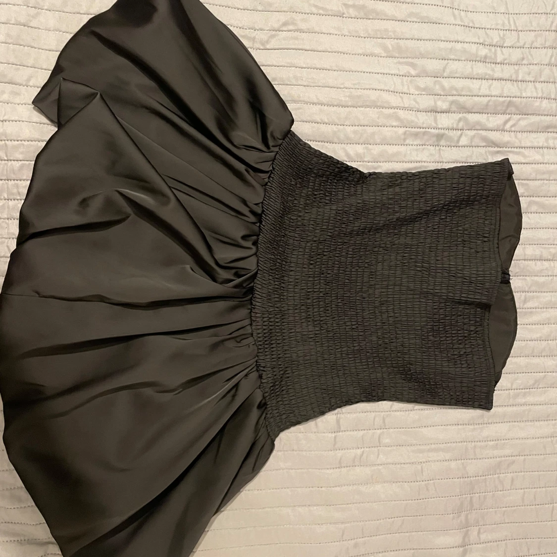 Svart klänning med volangdetaljer - 1