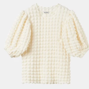 Svart Wera blus - Säljer denna söta svarta blus från Wera, bilderna visar bara hur blusen ser ut men den är i färgen svart och inte vit!  Knappt använd, i ny skick