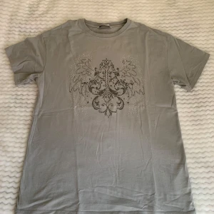 Y2k T-shirt med tryck - En T-shirt med ett tryck i y2k stil. Den är storlek xs men det känns mer som M/L. Har sällan använt och alla kristaller sitter kvar. 💕