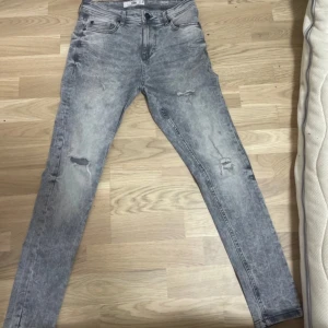 Slim fit jeans från new yorker - 28/30 jättebra skick. Köpte för 300-450kr minns inte men jätte snygga jeans. Pris kan diskuteras 🙏🙏