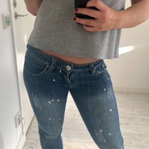 Lågmidjade jeans - Supersnygga lågmidjade jeans i storlek 27. Straight leg. Midjemått 39 cm och innerbenslängd 78