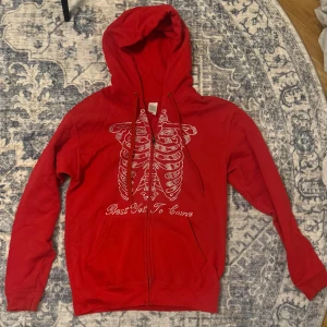 Röd hoodie med strassdetaljer - Säljer en snygg röd best yet to come unisex hoodie med dragkedja och huva. Framsidan har glitter studs och tröjan är endast använd ett fåtal gånger❤️‍🔥