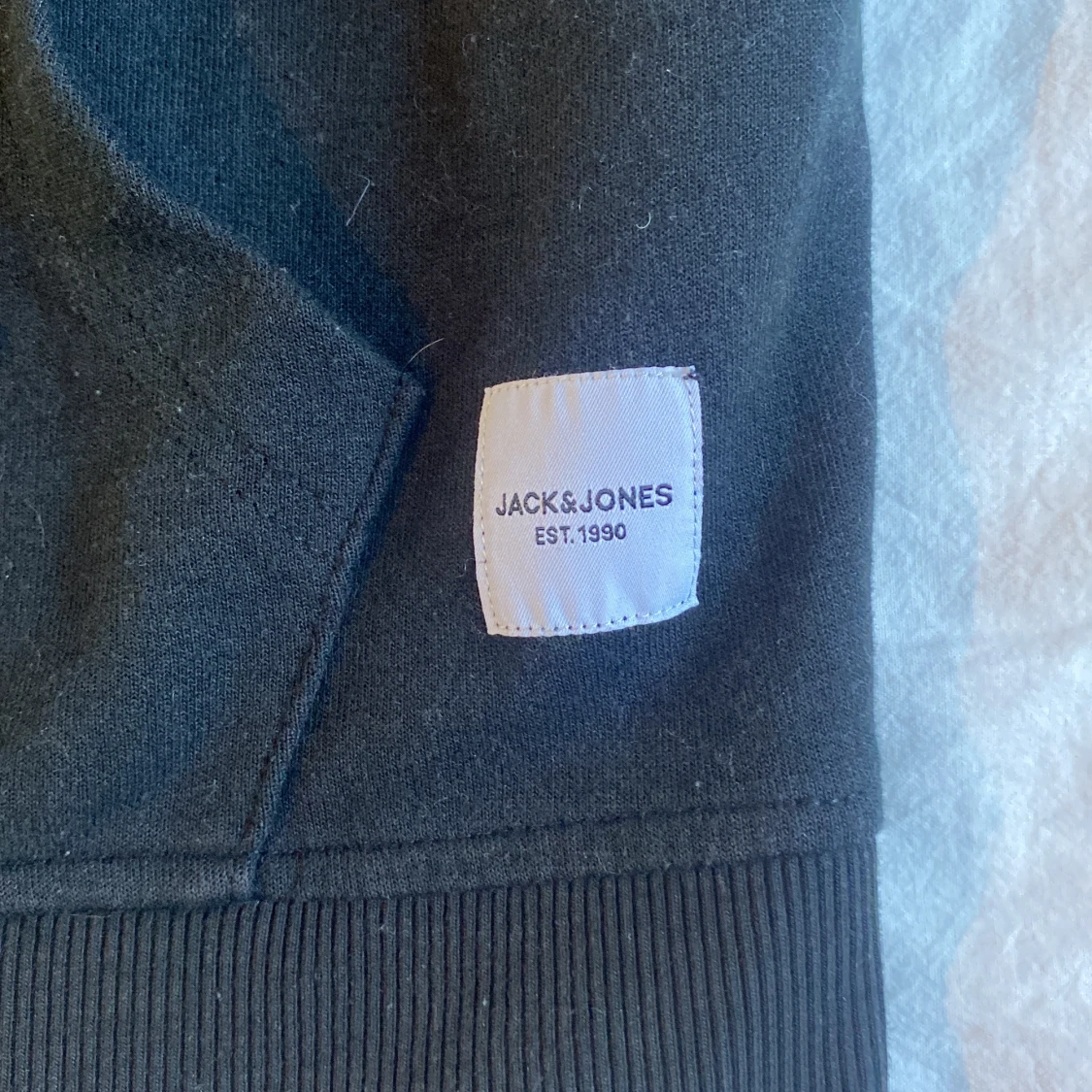 Svart hoodie från Jack & Jones - 2