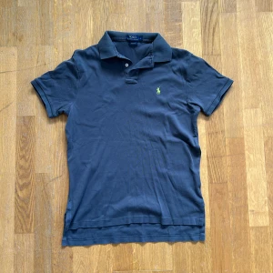 Ralph lauren pike - Grå ralph lauren pike i bra skick utan några deffekter. Vid några frågor om mått eller sådant är det bara att skriva.