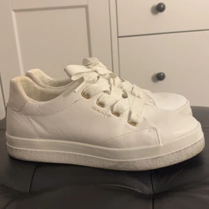 Vita GANT sneakers dam - Jättefina perfekta vårskor, bekväma och i bra skick! Är bara använda nån enstaka gång som såklart syns typ på undre sulan bara. Nypris 1000 nånting (köptes på skoaffär) Används tyvärr int