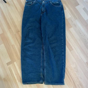 Blå jeans från Sweet SKTBS - Snygga blå jeans från Sweet SKTBS i en avslappnad passform. Perfekta för en casual look Har bara använt ett par gånger och det finns inga skador eller fläckar. Pris kan diskuteras