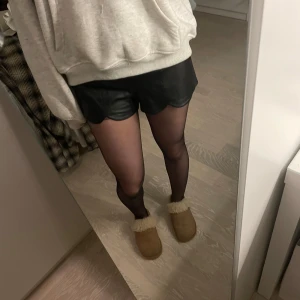 Läder shorts  - Svarta lädershorts skulle säga mid waist och passar  S.