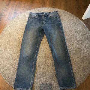 Carhartt WIP marlow jeans - Säljer ett par helt nya blå jeans från Carhartt WIP. De köptes nya för 1000kr och har aldrig använts, så i helt nytt skick. 