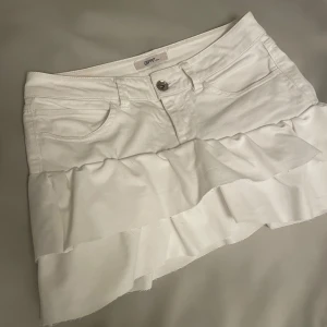 Jeans volangkjol  - Snygg vit kjol från Esprit med volangdetaljer! Egensydd! Och om ni vill ha bilder på är det bara att skriva🥰