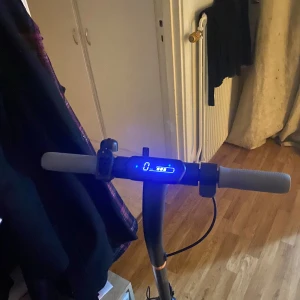 Elscooter  - El sparkcykel säljer eftersom inte använder den och inte är intresserad längre nypris 4000 Ninebot e2 plus den är nästan helt oanvänd