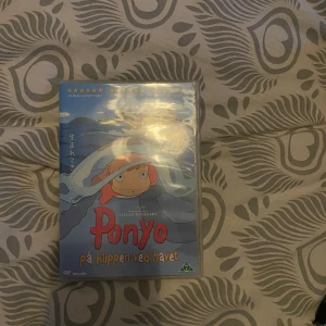 Ponyo på klippan vid havet - DVD av filmen 'Ponyo på klippan vid havet' av Hayao Miyazaki. aldrig använd!!