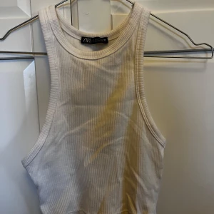 Vitt ribbat linne - Vitt ribbat linne från zara. Croppat och i en storlek S.