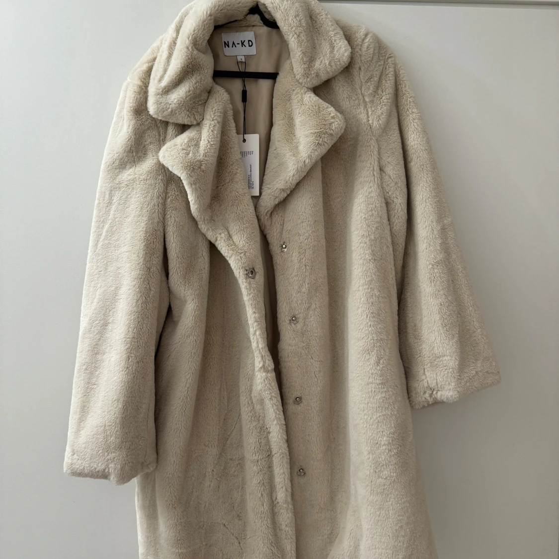 Beige pälsjacka från NA-KD - 2