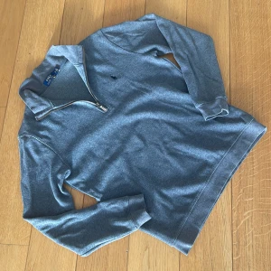 Ralph Lauren half zip - Tja! Säljer denna stilrena Ralph Lauren half zip i utmärkt skick. Finns inga defekter eller liknande, gjort i ett fint material med snygga läder detaljer. Storlek S. Hör av er vid eventuella frågor! 
