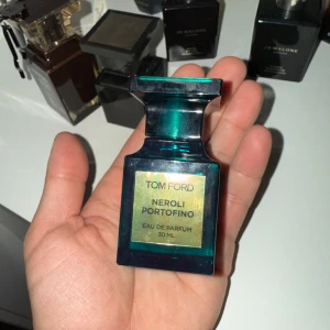 Tom Ford Neroli Portofino Eau de Parfum 30 ml - Elegant flaska i turkos glas med en lyxig känsla. Tom Ford Neroli Portofino är en fräsch och citrusdoftande parfym som fångar essensen av Medelhavet. Perfekt för den som älskar en uppfriskande och sofistikerad doft.