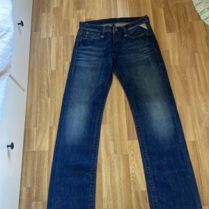 Blå jeans från Replay  - Snygga blåa jeans från Replay | skick:10/10, aldrig används innan | köpte för 800 på rea | säljer eftersom de var för stora när jag köpte dem | storlek: W30/L32 | pris kan förhandlas | skriv om du undrar något eller om du vill ha fler bilder | passar till varje outfit | 
