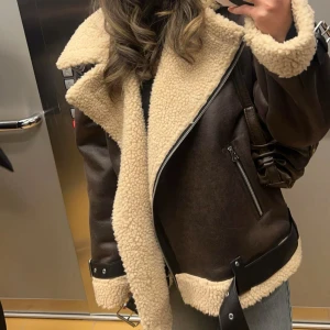 Jacka med teddyfoder ZARA - Superfin vinterjacka från Zara, så gott som ny då den endast är använd vid två tillfällen. Säljer då den inte kommit till användning. Stl: Xs (oversized)
