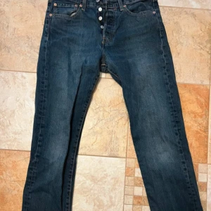 Levis 501 jeans - Klassiska Levis 501 jeans i en snygg blå färg. De har en straight passform och är tillverkade i slitstarkt denim. Storlek W31 L30