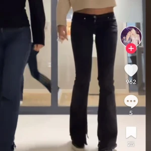 Svarta bootcut jeans från ONLY - Snygga svarta lågmidjade bootcut jeans från ONLY i storlek S. Bra skick!!