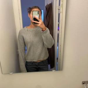 Grå stickad tröja från H&M - Säljer en grå stickad tröja från H&M. Tröjan är väldigt varm och är perfekt till kallare dagar. Passar bra till jeans eller kjol.