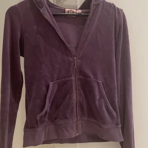 Lila hoodie från Juicy Couture - Säljer en lila hoodie från Juicy Couture med ett tryck på baksidan.🤍 Använd få tal gånger, och är köpt här på Plick!💕 har en liten fläck vid trycket men är inget som syns och märks!🩷🩷
