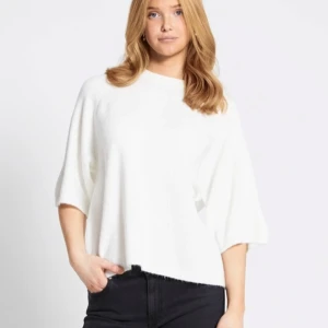 Stickad vit kortärmad tröja - Säljer denna söta stickade tröjan då den aldrig kom till användning. Den har bara använts en gång och ser fortfarande som ny ut!!