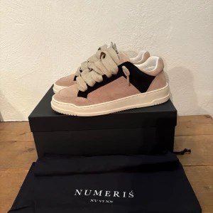 Numeris sneakers  - Numeris sneakers - Använda ca 3 gånger så i nyskick - Storlek : 43 - Vänligen skicka ett meddelande vid funderingar!