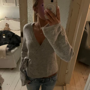 Grå omlottstickad tröja - Super mysig tröja från Gina, aldrig använd! 