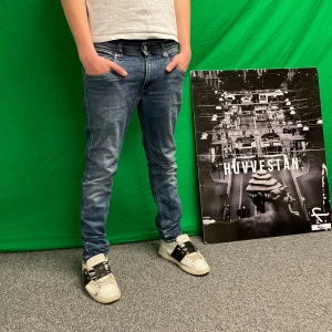 Replay jeans - Snygga blå jeans med en klassisk straight passform. De har en midwaist design och är perfekta för en avslappnad stil. Byxorna har både fram- och bakfickor samt en dragkedja.