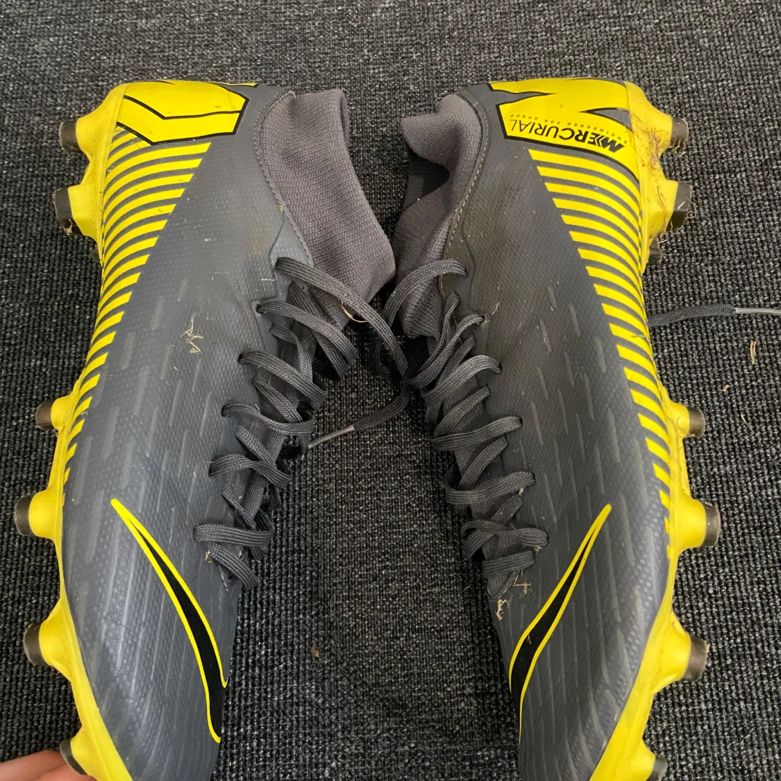 Grå och gula fotbollsskor från Nike - 3