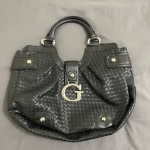 Svart GUESS Väska - Vintage GUESS väska. Pris kan diskuteras.