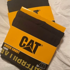 2 par boxershorts från CAT! - 2 par svarta boxershorts i storlek L från Caterpillar. Självklart i obruten förpackning. 