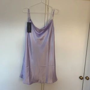 Ljuslila satin klänning från Trendyol - Superfin lila kortklänning i satin! Kan också användas som nattlinne! Ny med prislapp kvar🥰🥰