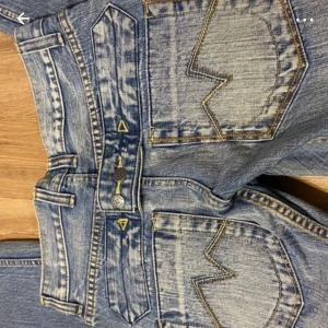 jeans (rabiez) - Snygga nyköpta jeans, säljer pga fel storlek!💘aldrig använda. 