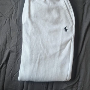 Polo Ralph lauren byxor - Säljer ett par sköna Ralph lauren byxor som är i 9/10 skick och som inte har några defekter. Nypris 1499. Mitt pris 549
