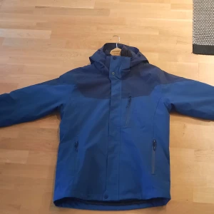 Tenson Skidjacka (M) 2 in 1 - Tja, säljer min Tenson Cadogan mpc 2in1 (stl M) så den börjar bli för liten. Använd i ca 2 år men har absolut inga skador, varken utanpå eller innanför. Jackan består av två delar som separeras via dragkedja (Bild 3) en värmande innerjacka och en yttre vattentät skaljacka. Delarna kan användas separat, men tillsammans skapar de en perfekt vinterjacka till alla väder, tidig vår som snöig vinter.  Nypris - 2500 kr Pris kan diskuteras vid smidig affär Hör av er vid frågor eller andra funderingar! :
