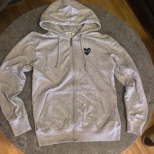 Grå Cdg zip up - Grå comme des garcons zip up/ storlek m.