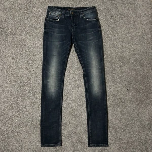Nudie Jeans - Säljer nu ett par svarta Nudie Jeans i storlek W28 för endast 399kr! Pris är ej hugget i sten, hör av er i dm vid funderingar 🙌