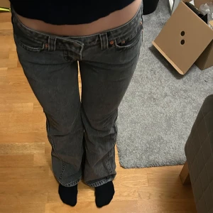 Lågmidjade jeans - Jättefina Lågmidjade jeans från Levis i väldigt bra skick! Nypris 1500kr, mitt pris 500! Hör av er vid frågor!💗