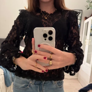 Svart spetsblus - Säljer en sån snygg svart spetsblus som jag tycker är så fin men eftersom den inte kommer till användning är det bättre att sälja❤️❤️❤️