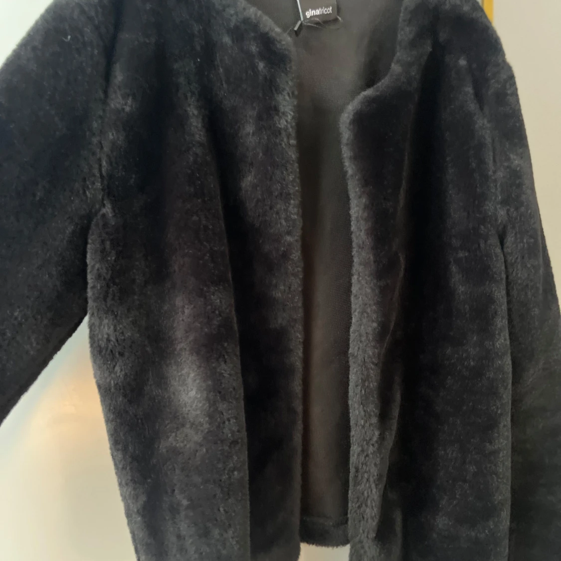 Svart pälsjacka från Gina Tricot - 90