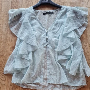 En super somrig fin MINTGRÖN tröja - En mintgrön blus, aldrig använd och i helt nyskick. Den är mintgrön men ljuset gjorde den inte justice. Perfekt till en varm sommarkväll eller en bikini coverup.❤️ skriv om du undrar något😍