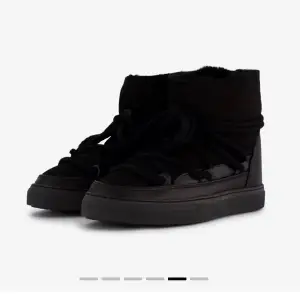 Snygga svarta boots från Inuikii Perfekta för kyligare väder med en stilren design. Tillverkade i skinn och mocka för en lyxig känsla. Passar mig som har både storlek 39/40. Pris kan diskuteras🩷🩷